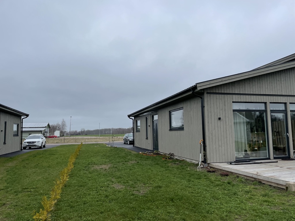 Till ett nytt litet radhus med tomt 200 kvm önskade kunden ett böljande vilt formspråk men ändå skulle passa in i ett radhusområde. Helst ingen gräsmatta med mycket träd buskar och perenner.
